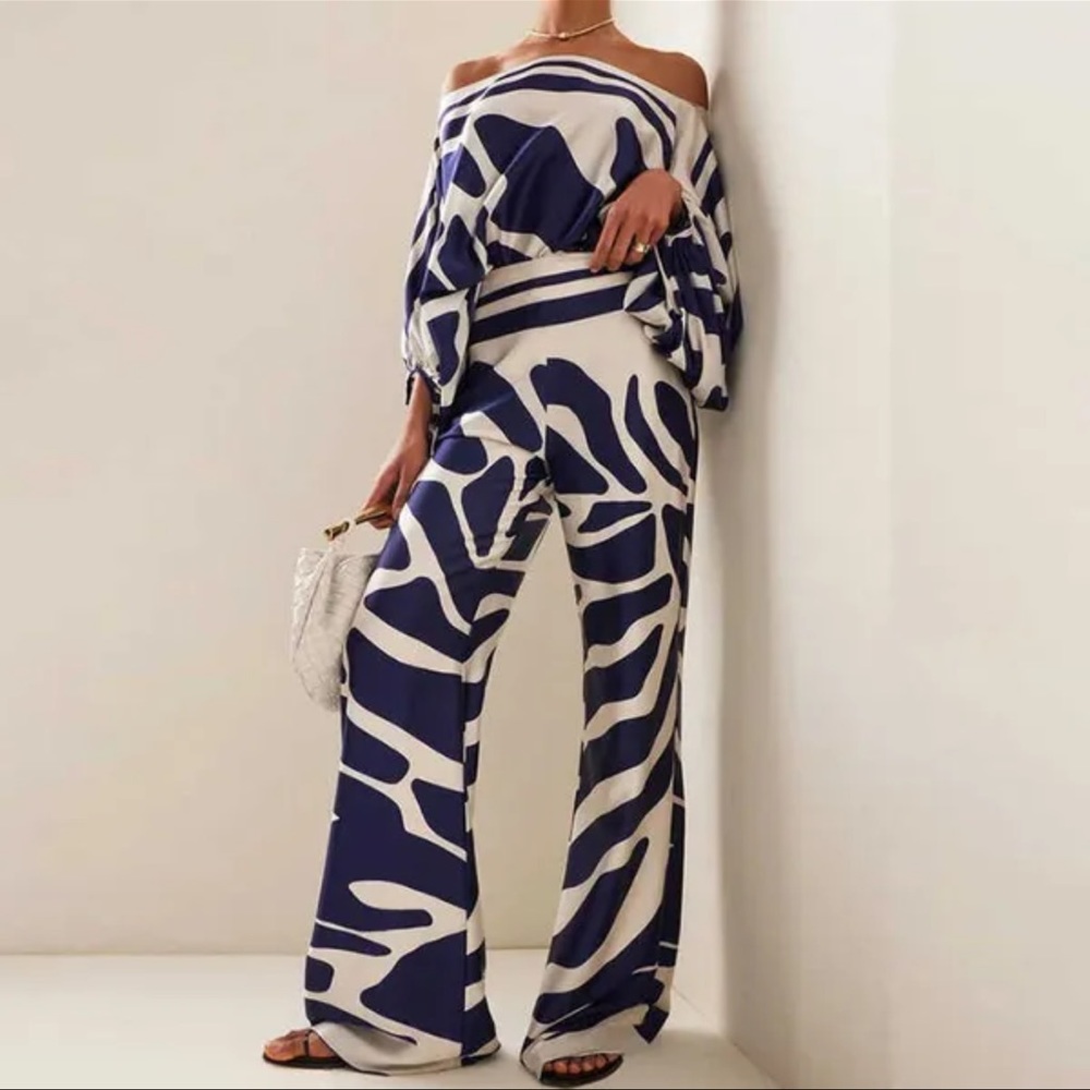 Beautiful satin pants suit. 2 pieces.